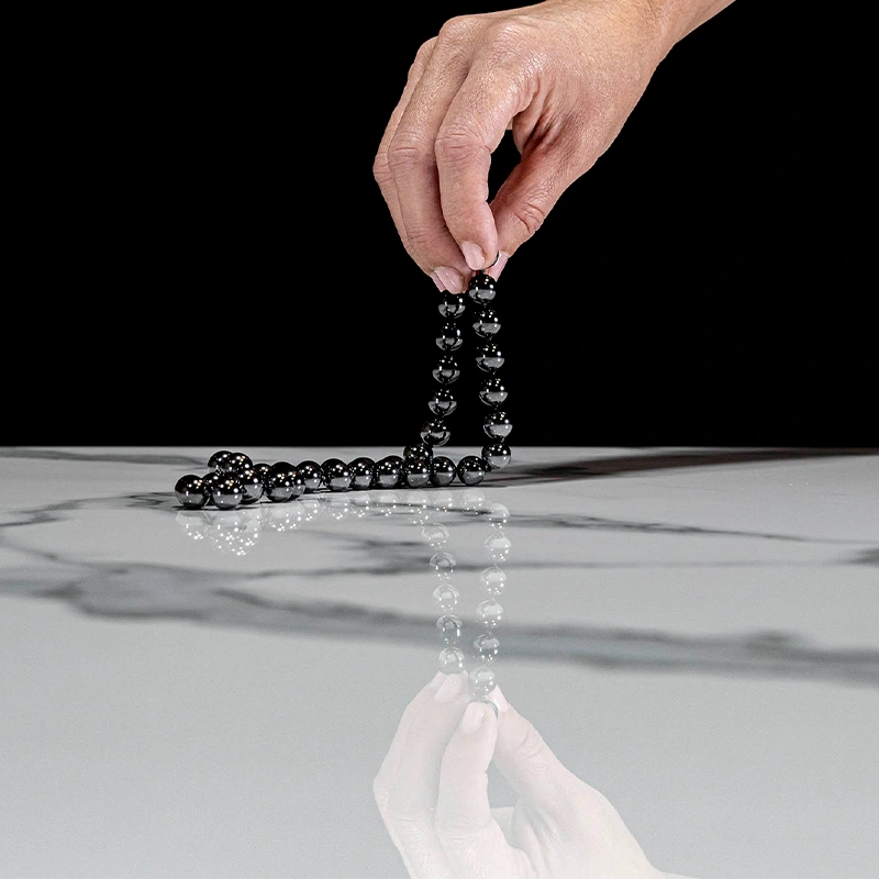 imagen de diseño de una encimera de porcelánico imitación mármol con reflejo