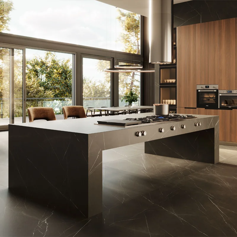 encimera de cerámica en una cocina con isla